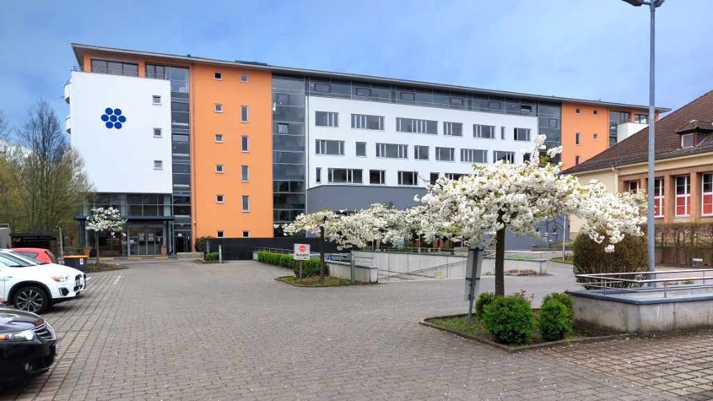 Außenansicht Parkplatz KWA zum Eingang Praxis Achtert