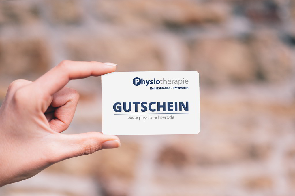 Zwei Finger halten eine Gutscheinkarte