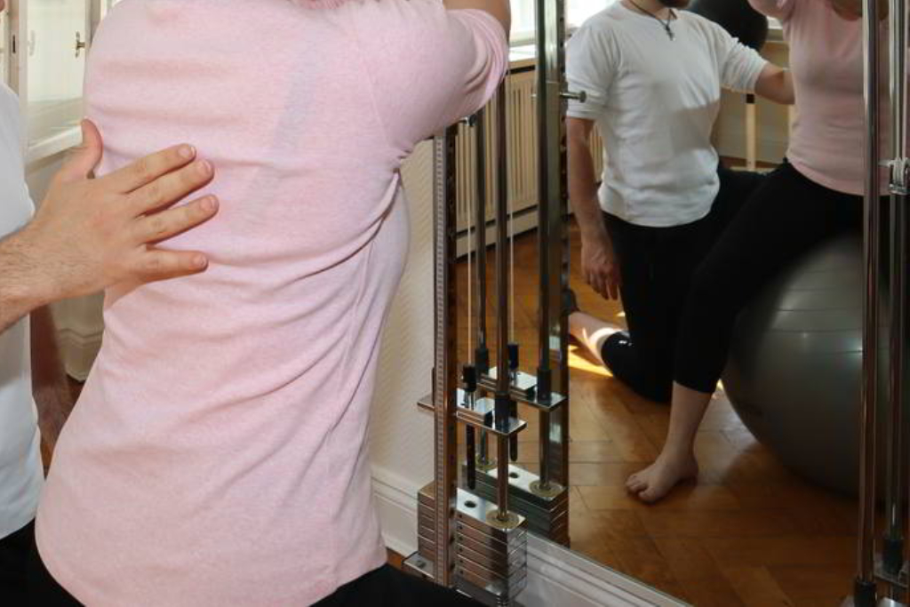 Eine Patientin erhält Unterstützung bei einer Übung