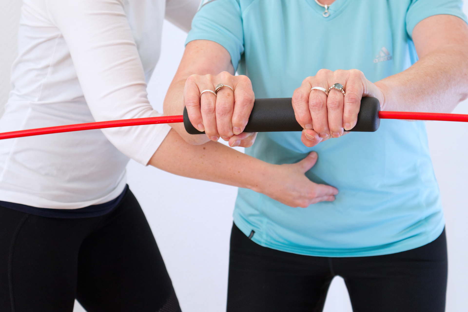 Therapeutin unterstützt Patientin mit dem Flexibar Schwingstab