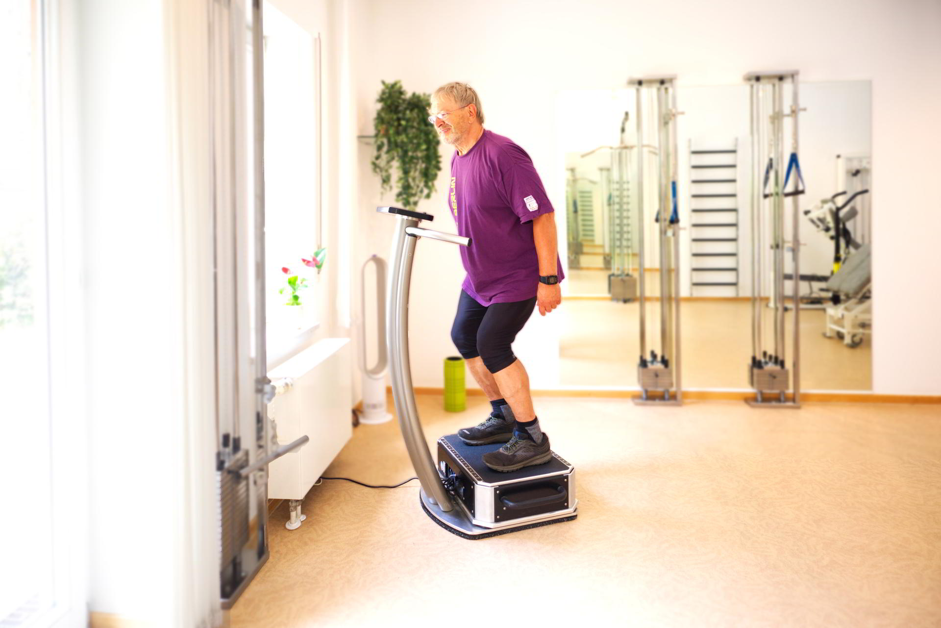 Patient steht freihändig auf dem Galileo-Trainer